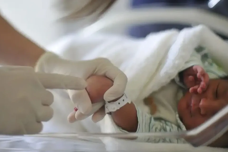 Imagem mostra bebê em hospital