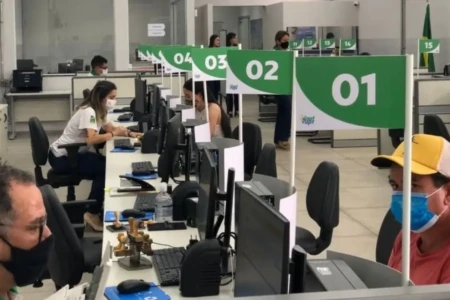 Imagem mostra servidores durante atendimento ao público em unidade do Vapt Vupt