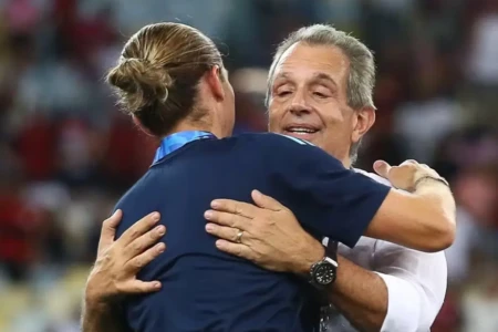 Bap ao lado de Filipe Luís