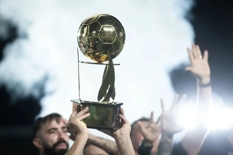 Troféu da Copa Verde, que será definido pelo campeão da Copa Centro Oeste e o Campeão da Copa Norte