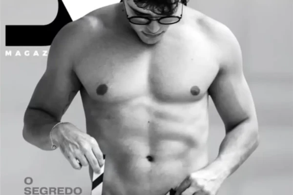 Ex-ator mirim famoso em novelas tira a roupa pelado para revista gay fotos Artista está em cartaz com a peça 'O Segredo de Brokeback Mountain'