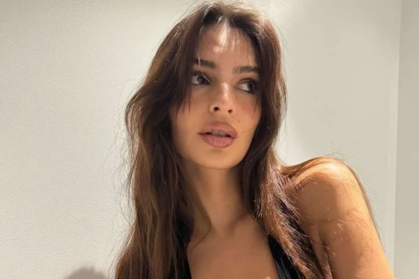 Nua, Emily Ratajkowski exibe marquinha de grife após desfile de moda; veja foto Modelo britânica causou ao postar fotos sem roupas