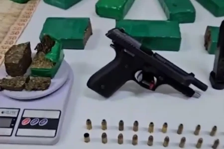 Arma e drogas apreendidas - (Foto: reprodução/PCDF)