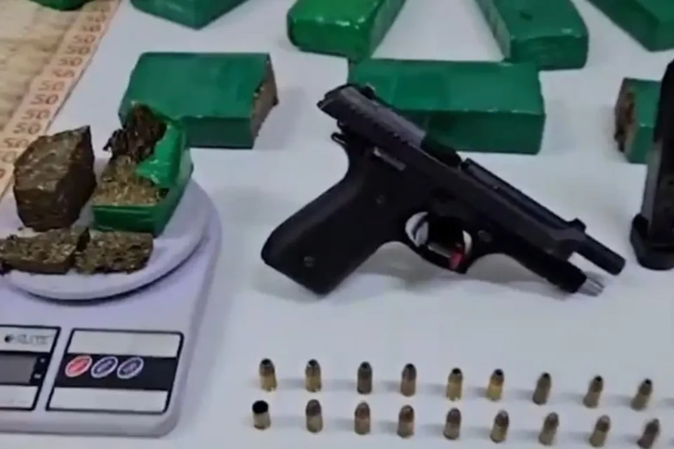 Arma e drogas apreendidas - (Foto: reprodução/PCDF)