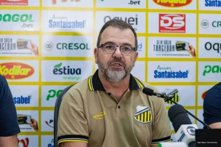 Enderson Moreira analisa queda de Filipe Luís e critica imediatismo no futebol brasileiro