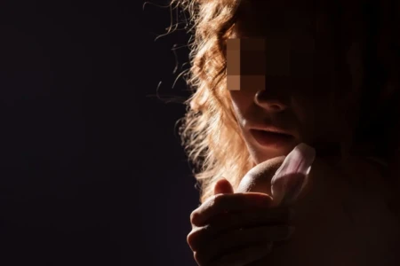 Mulher foi atacada a pauladas ao lado da filha do casal, segundo a polícia