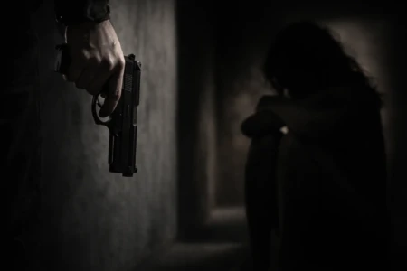 Em 13% dos crimes, vítima medida protetiva feminicídios no Brasil foram cometidos pelo ex ou atual parceiro; 62% das vítimas são negras