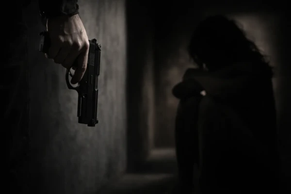 Em 13% dos crimes, vítima medida protetiva feminicídios no Brasil foram cometidos pelo ex ou atual parceiro; 62% das vítimas são negras