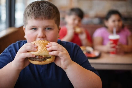 50% das crianças e adolescentes terão excesso de peso no Brasil até 2040 38% dos brasileiros de 5 a 19 anos vivem com obesidade sobrepeso