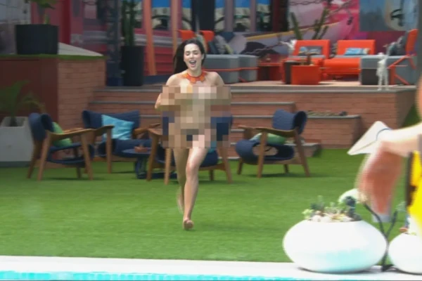 Vídeo: Jordana tira o biquíni e pula na piscina do BBB sem a parte de cima da peça Sister cumpriu promessa e surpreendeu os brothers