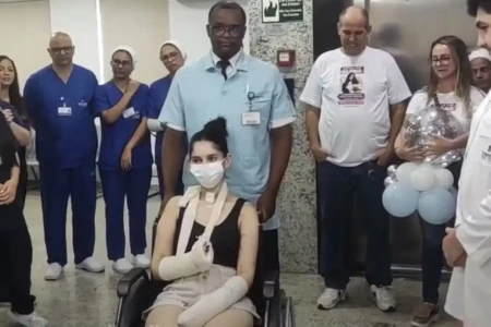 Jovem atacada a 15 facadas após negar pedido de namoro recebe alta sob aplausos; vídeo Alana Anísio Rosa internada desde 6 de fevereiro no Rio
