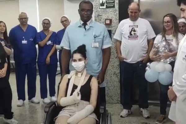 Jovem atacada a 15 facadas após negar pedido de namoro recebe alta sob aplausos; vídeo Alana Anísio Rosa internada desde 6 de fevereiro no Rio