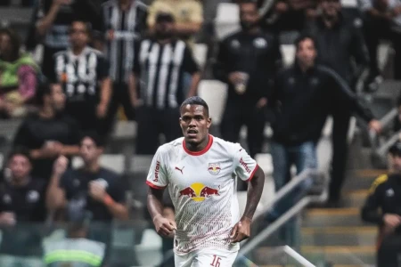 Após polêmica com árbitra, zagueiro do Bragantino leva gancho de 12 jogos