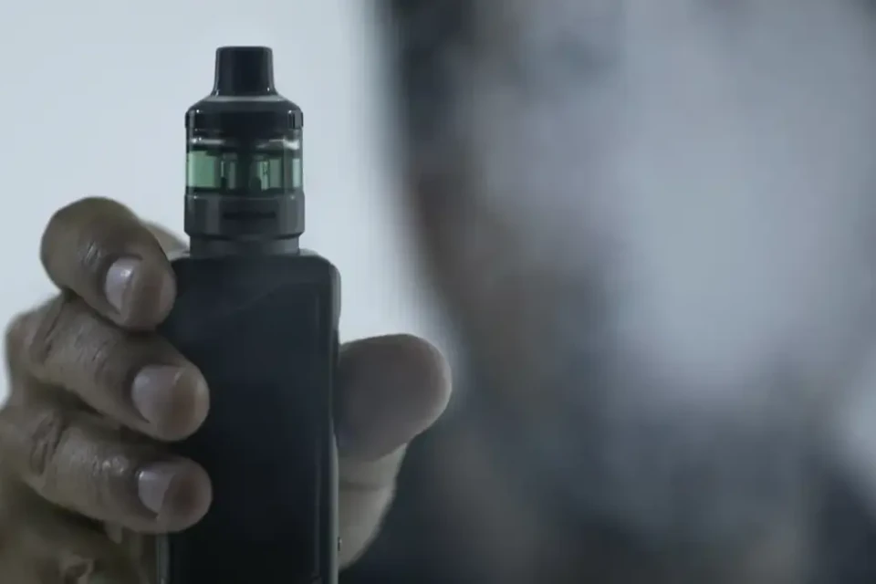 Imagem ilustrativa de homem segurando vape - (Foto: Agência Brasil Central)