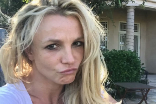 Britney Spears é condenada a fazer tratamento contra drogas após ser presa Cantora foi pega dirigindo sob influência de substâncias