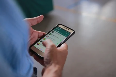 mensagem x whatsapp x celular