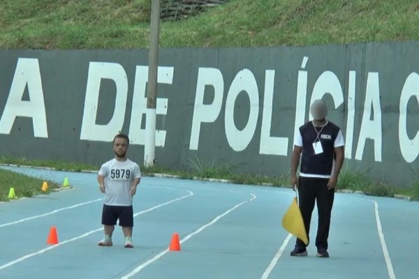 Imagem mostra candidato com nanismo durante TAF