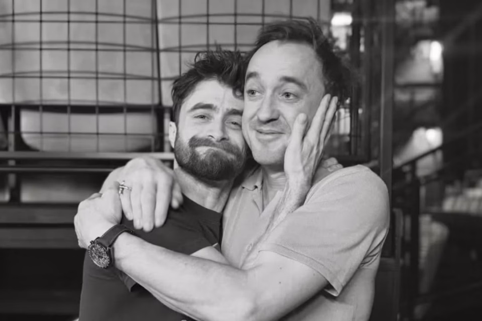 Daniel Radcliffe e Tom Felton se reencontram na Broadway e agitam fãs de “Harry Potter”; veja fotos