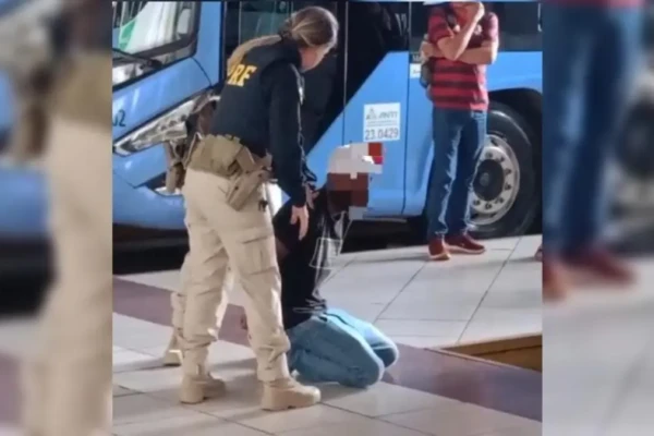 PRF prendendo suspeito - (Foto? reprodução/redes sociais)