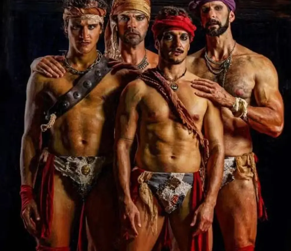 image Namorado de Ellen Rocche tira a roupa para viver Romeu gay no teatro; veja fotos