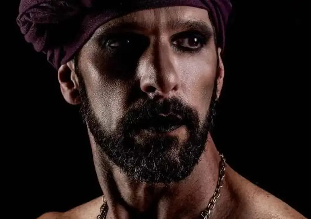 image Namorado de Ellen Rocche tira a roupa para viver Romeu gay no teatro; veja fotos