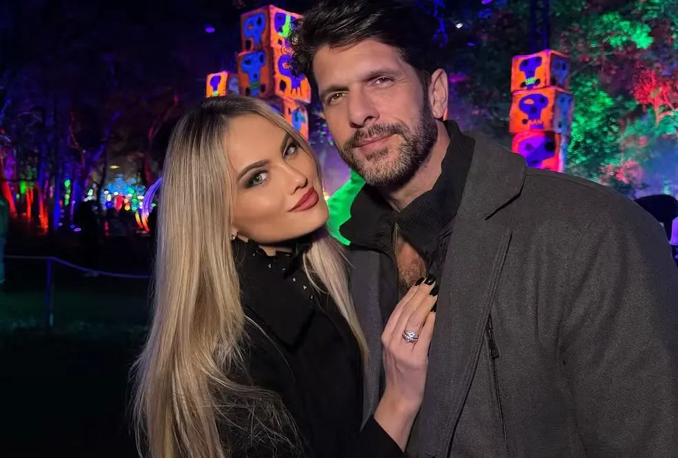 image Namorado de Ellen Rocche tira a roupa para viver Romeu gay no teatro; veja fotos