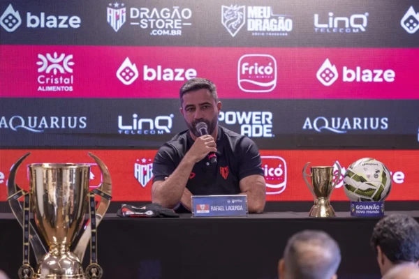 Treinador Rafael Lacerda durante coletiva da final do Goianão