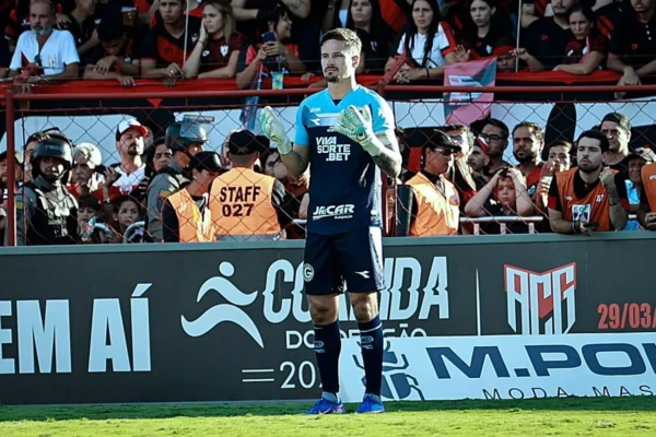 Tadeu durante jogo do Goiás