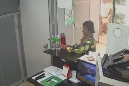 Imagem da mulher furtando o objeto