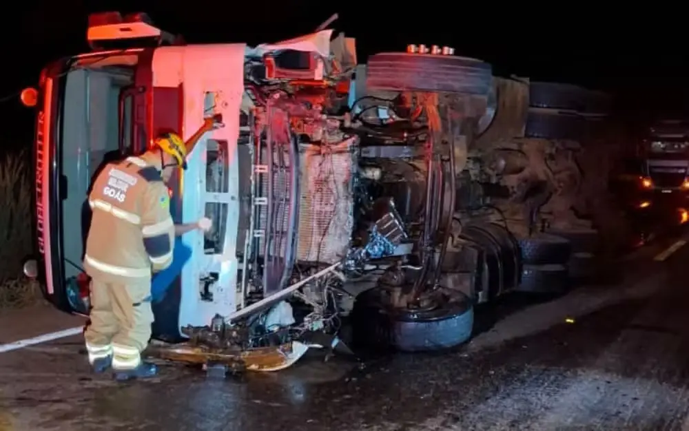 Mãe e filho morrem após carro colidir com carreta na GO-164, em São Miguel do Araguaia 3 image Mãe e filho morrem após carro colidir com carreta na GO-164, em São Miguel do Araguaia