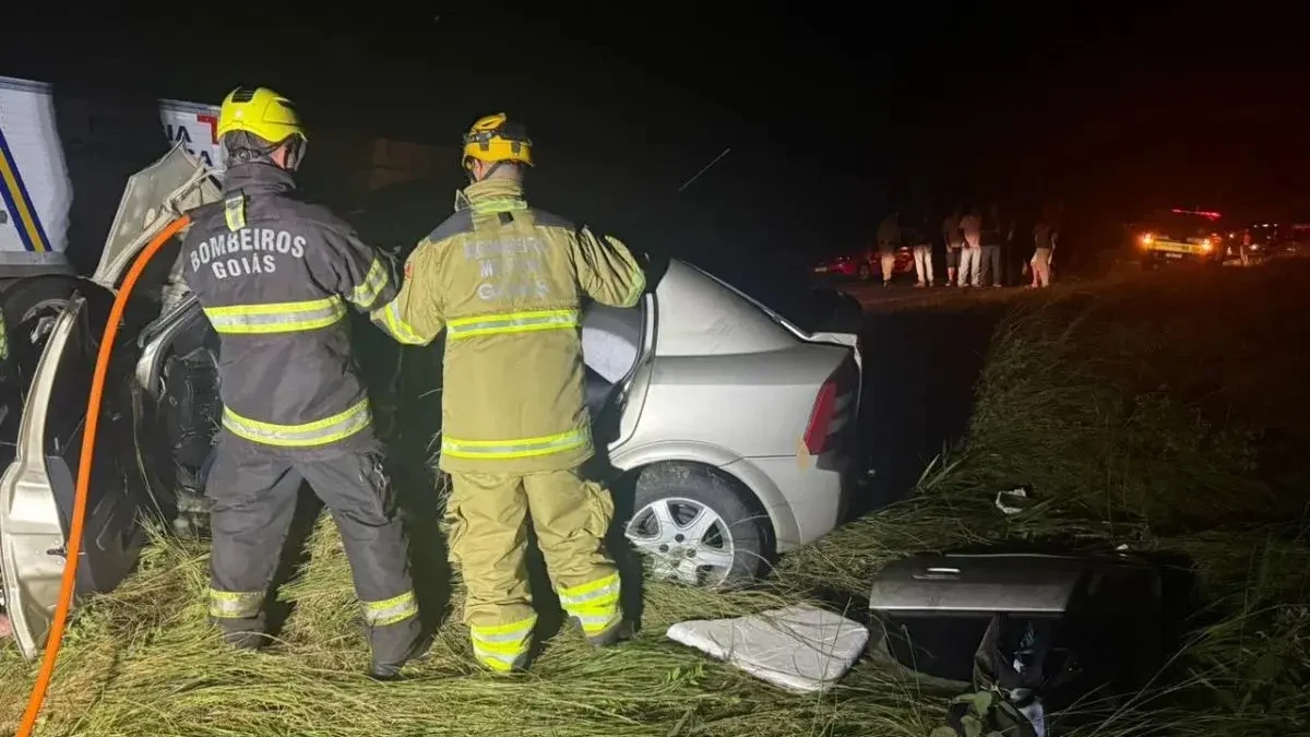 Mãe e filho morrem após carro colidir com carreta na GO-164, em São Miguel do Araguaia transportava bois tombou e derramou óleo na pista