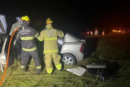 Mãe e filho morrem após carro colidir com carreta na GO-164, em São Miguel do Araguaia transportava bois tombou e derramou óleo na pista