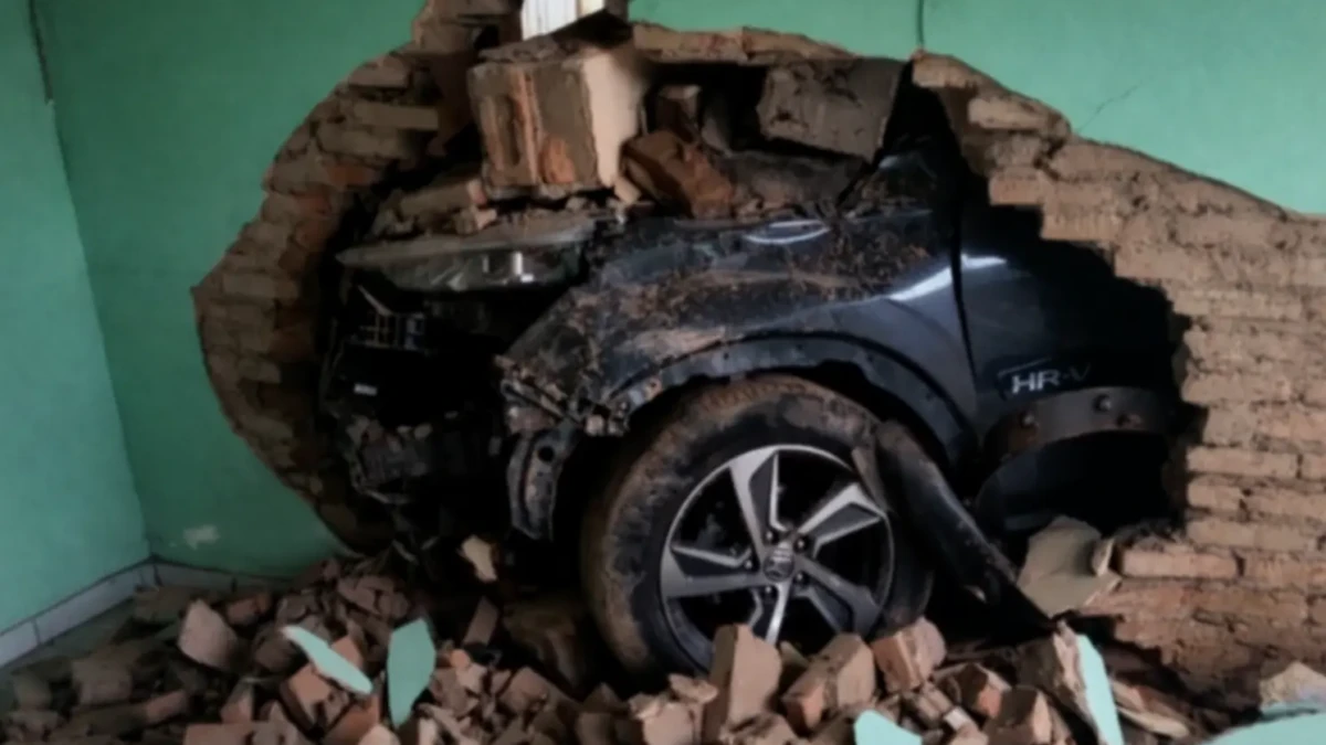 Carro em zigue-zague destrói muro e invade casa em Goiânia Motorista disse que foi atingida por outro veículo e confundiu os pedais