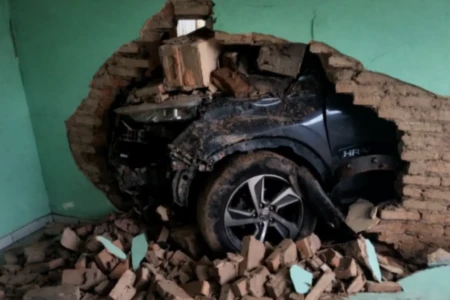 Carro em zigue-zague destrói muro e invade casa em Goiânia Motorista disse que foi atingida por outro veículo e confundiu os pedais