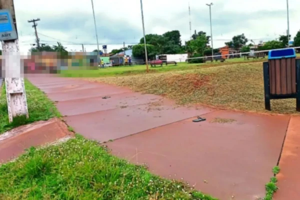 Briga por aluguel atrasado termina com dois homens mortos em praça de Rio Verde Envolvidos se esfaquearam no bairro Serra Dourada