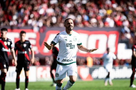 Anselmo Ramon cresce em momento chave do Goiás