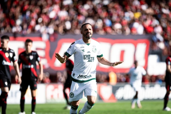 Anselmo Ramon cresce em momento chave do Goiás