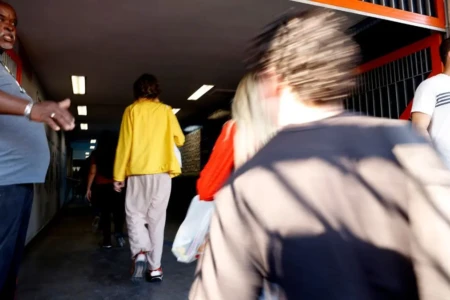 Imagem mostra candidatos em concurso público estadual