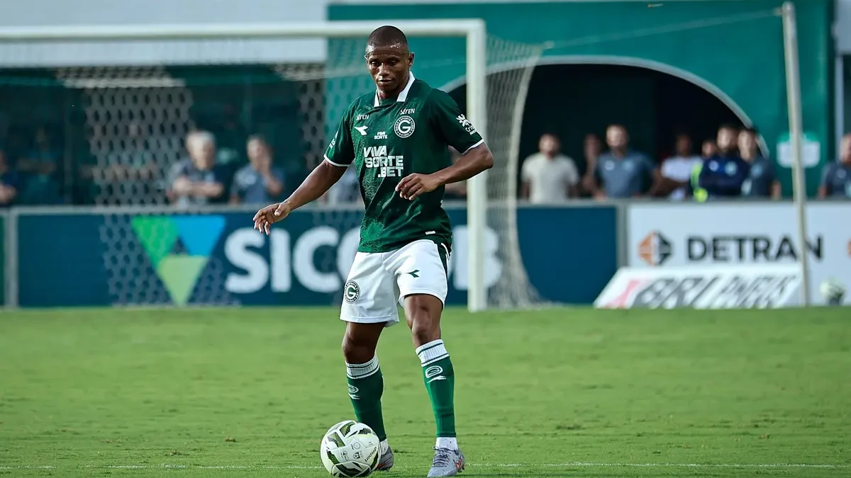 Juninho em partida pelo Goiás no Goianão