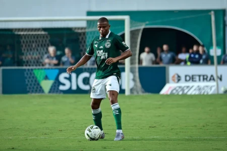 Juninho em partida pelo Goiás no Goianão