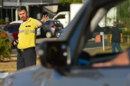 Imagem mostra agente de fiscalização de trânsito