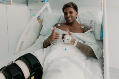 Rodrygo no pós-cirurgia no joelho