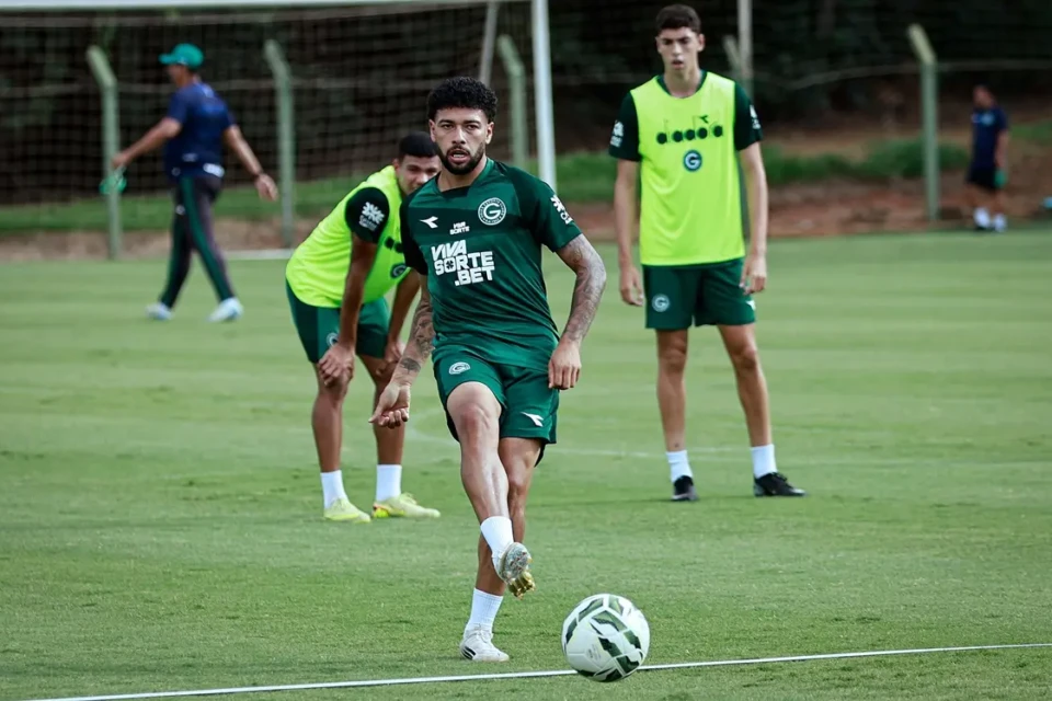 Filipe Machado em treino no Goiás