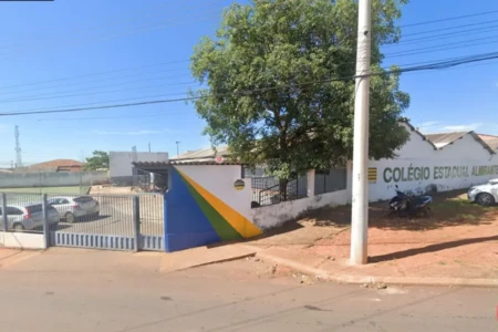 Imagem mostra fachada do Colégio Estadual Almirante Tamandaré