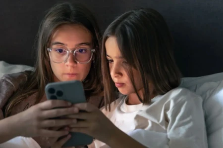 WhatsApp cria recurso para pais poderem controlar conta dos filhos menores de 13 anos decidir quem pode entrar em contato e em quais grupos