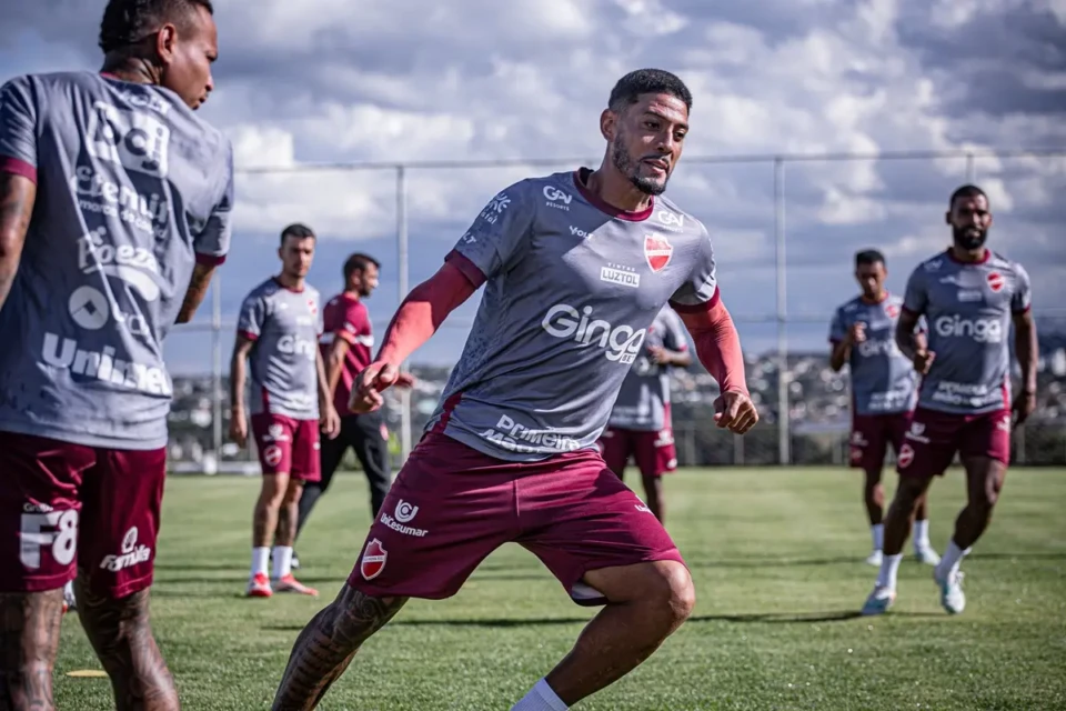 Jogadores do Vila Nova durante treino