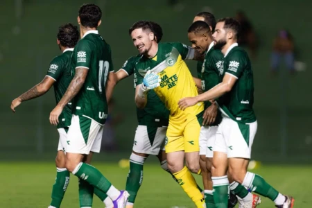 Goiás bate o Fluminense (PI) na Serrinha e avança na copa do Brasil