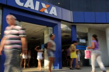 Imagem mostra clientes da CEF em frente à fachada do banco