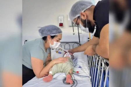 'Ninguém ajudou': mãe relata luta por diagnóstico de malformação rara que esmagava traqueia de bebê
