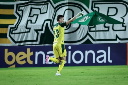 Tadeu durante jogo do Goiás